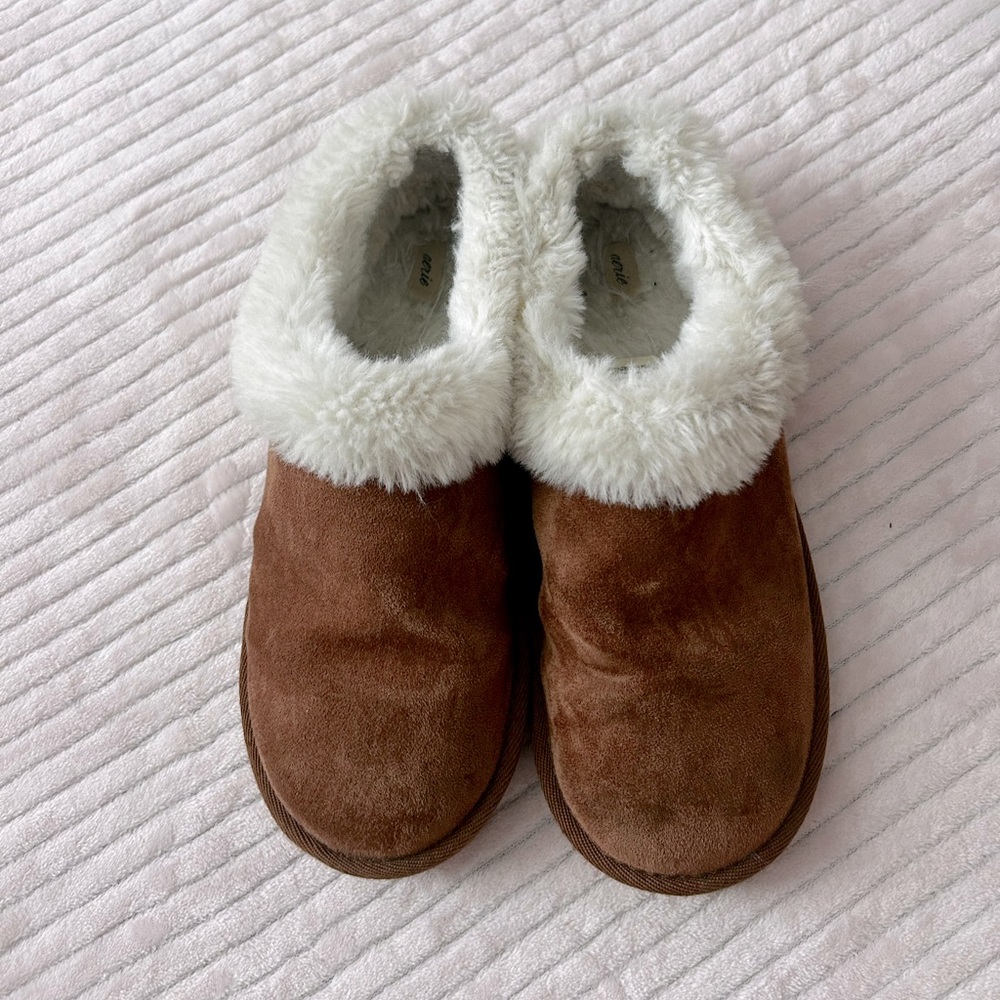 Aerie fuzzy brown slippers